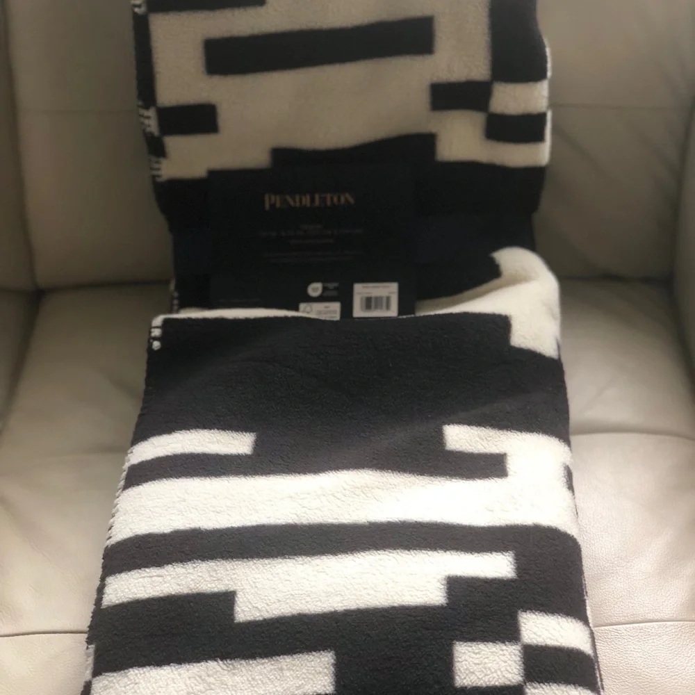 New: Pendleton Sierra Berber Throw - 50” X 70” White And Black new